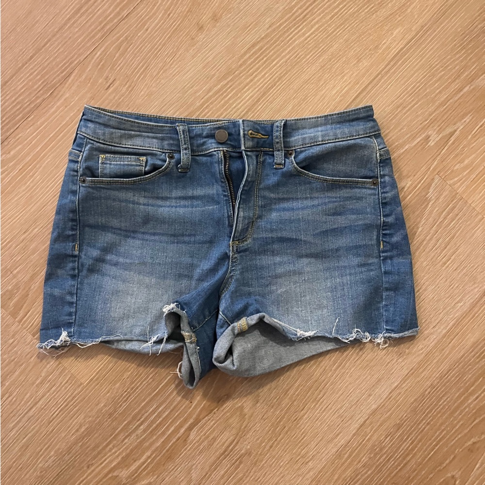 Universal thread med wash Jean shorts